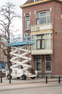 Operation of scissor lifts requires theoretical and practical preparation