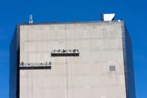 Les opérateurs de plates-formes mobiles suspendues sont employés dans des entreprises de construction, de rénovation et de montage