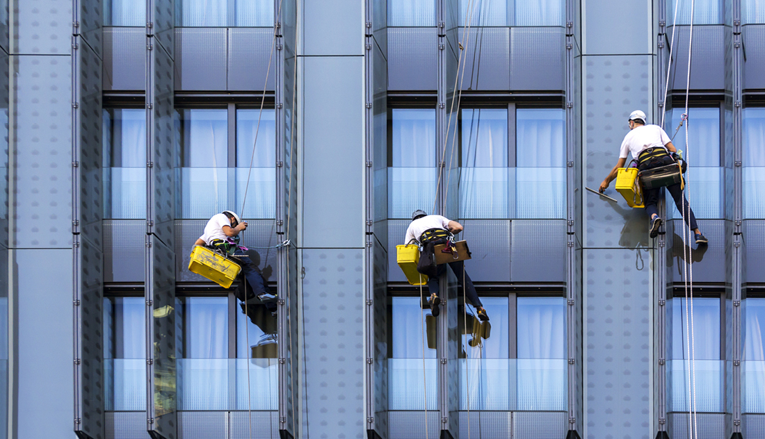 Industriekletterer reinigt Fenster