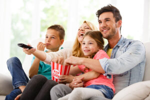 famille souriante devant la télé