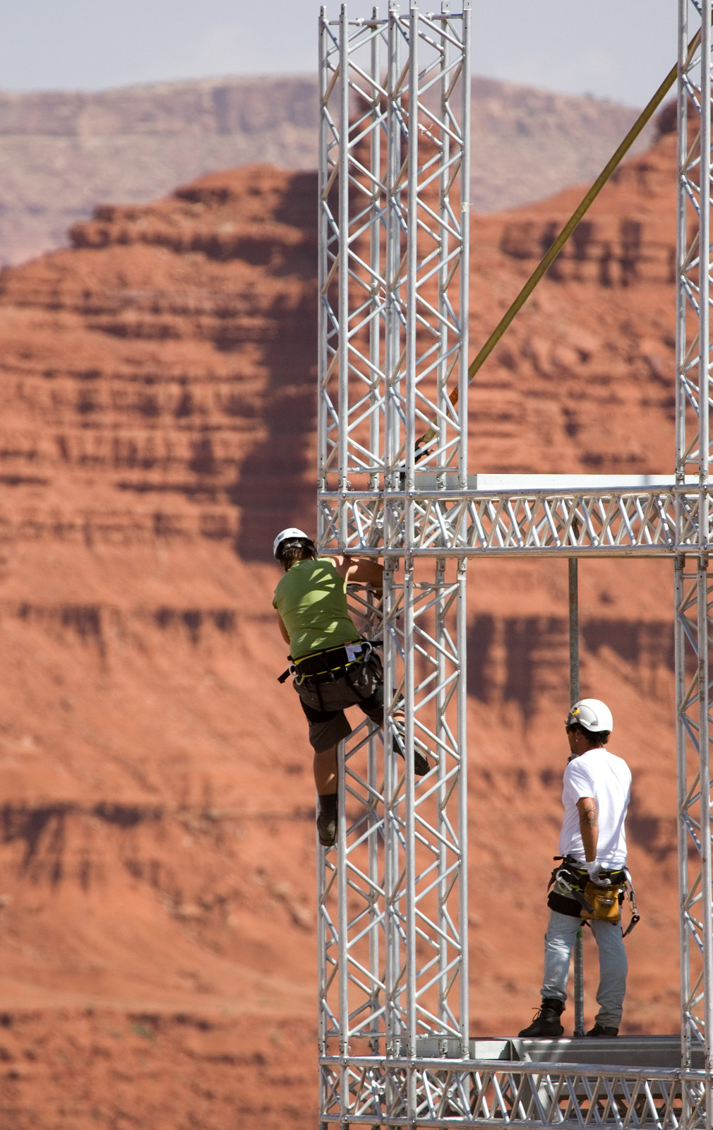 assembler during scaffolding assembly work