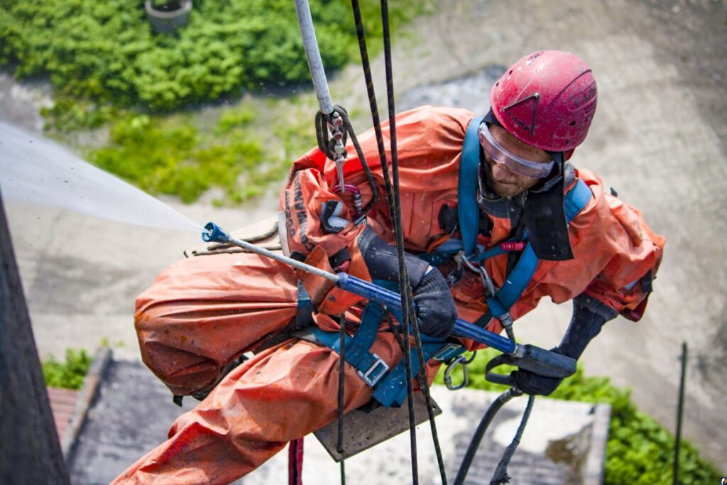 alpinista myjący okna