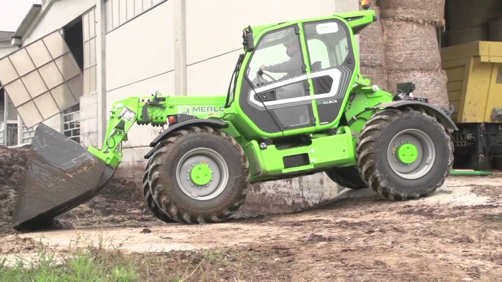 l'appareil de manutention télescopique sur le terrain 