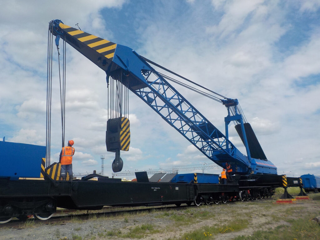 grue sur rail dans la gare de triage