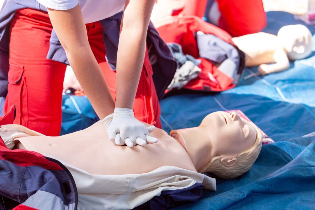 Herzdruckmassage an einer Übungspuppe 