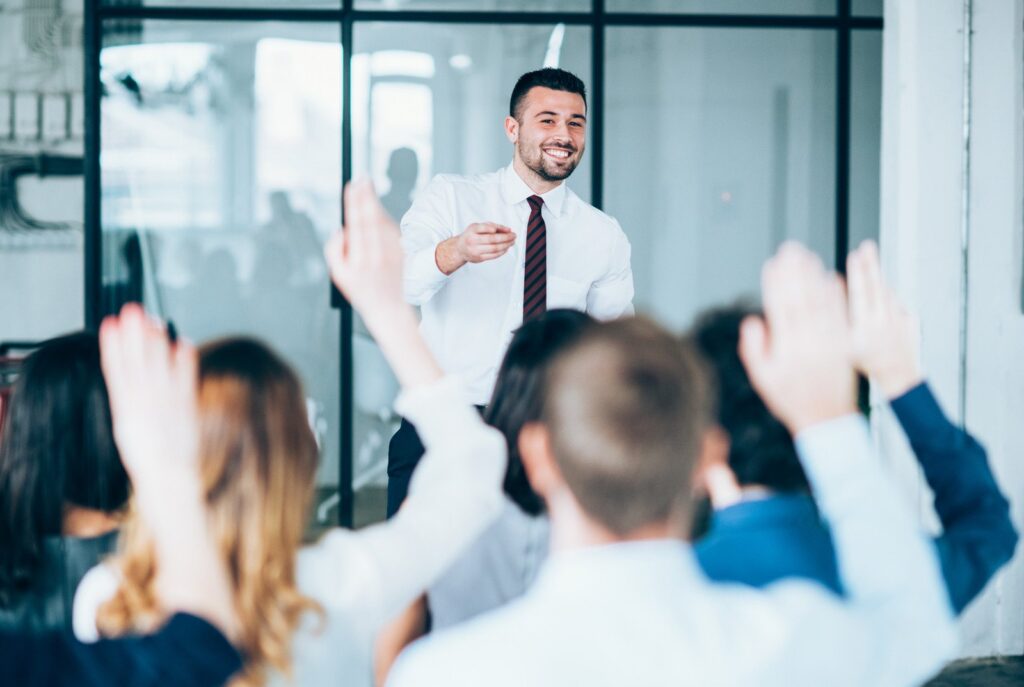 Salle de conférence avec formation en cours